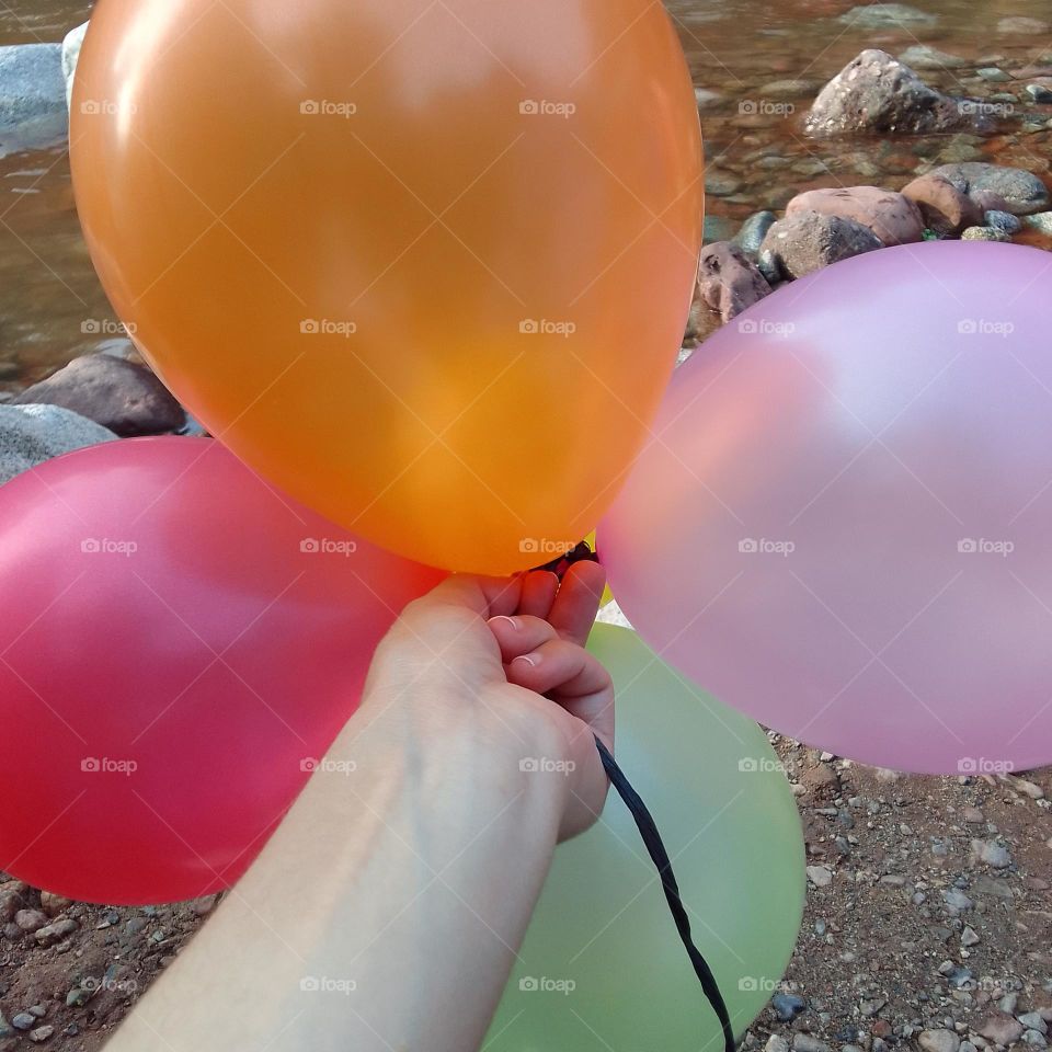 small moments of hapiness, nice colors, nice balloon, nice moment