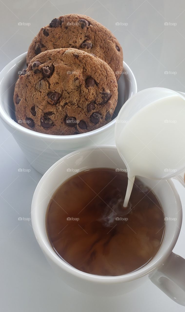Coffee and milk with brown cookies in the morning that I feel in love