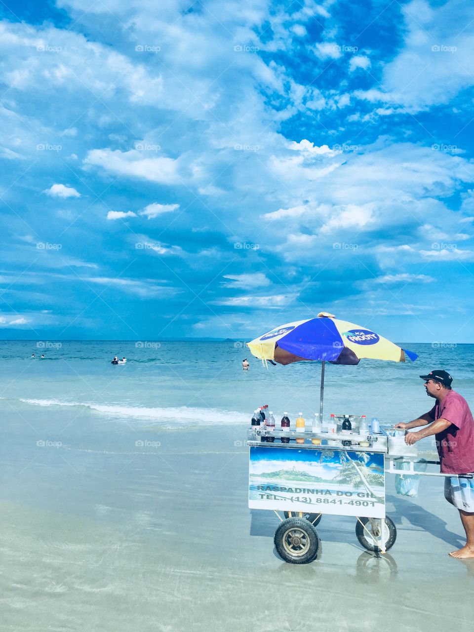 Um carrinho se sorvetes dentro do mar?
Coitado do sorveteiro...
🍦 
#sorvete 
#mar