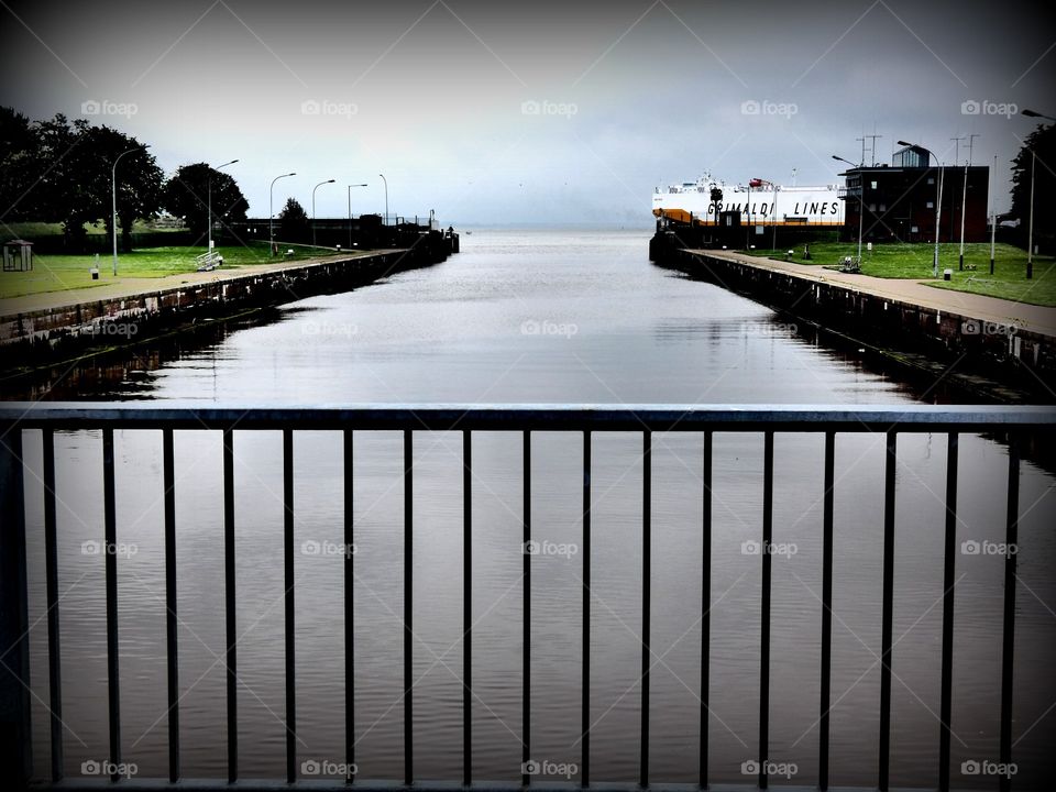 Ship comes to the habour