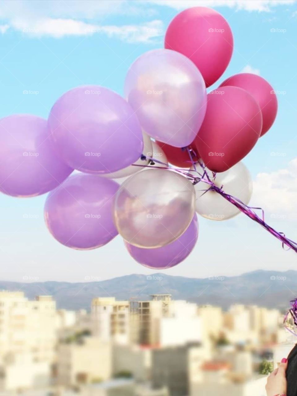 Me and my balloons on the roof, all the city is under our feet