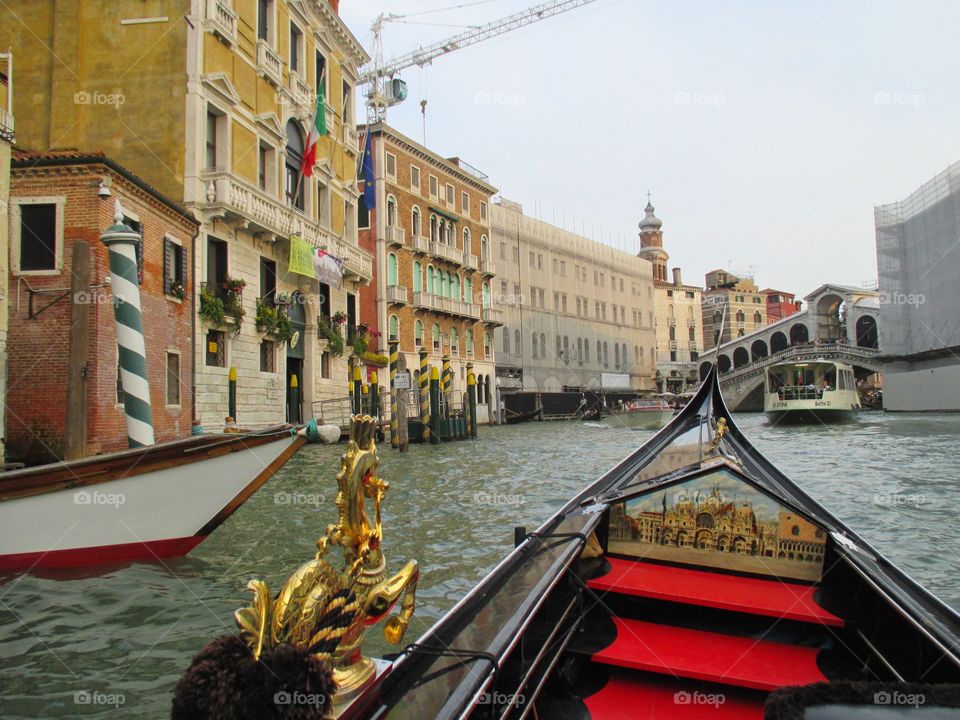 Paseando en góndola por El Gran Canal de Venecia