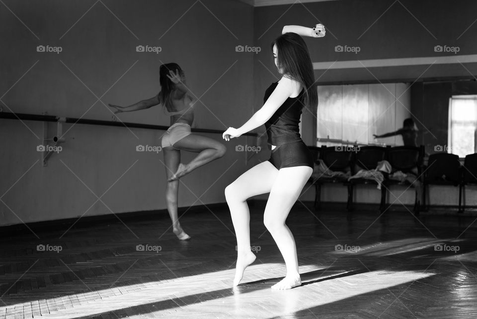 Girls dancing in the studio