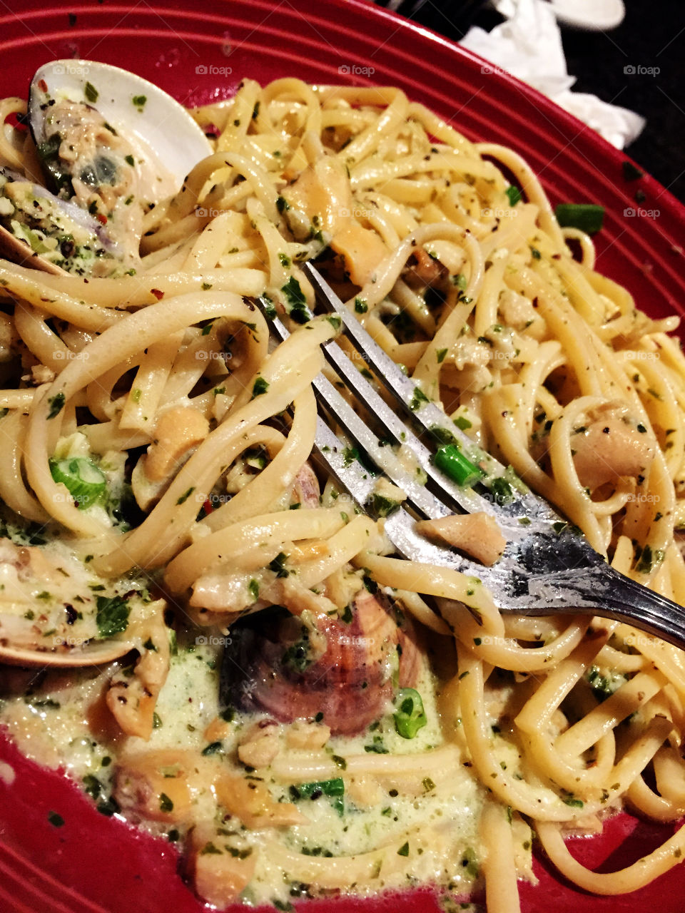 A delicious serving of linguine and clam sauce.