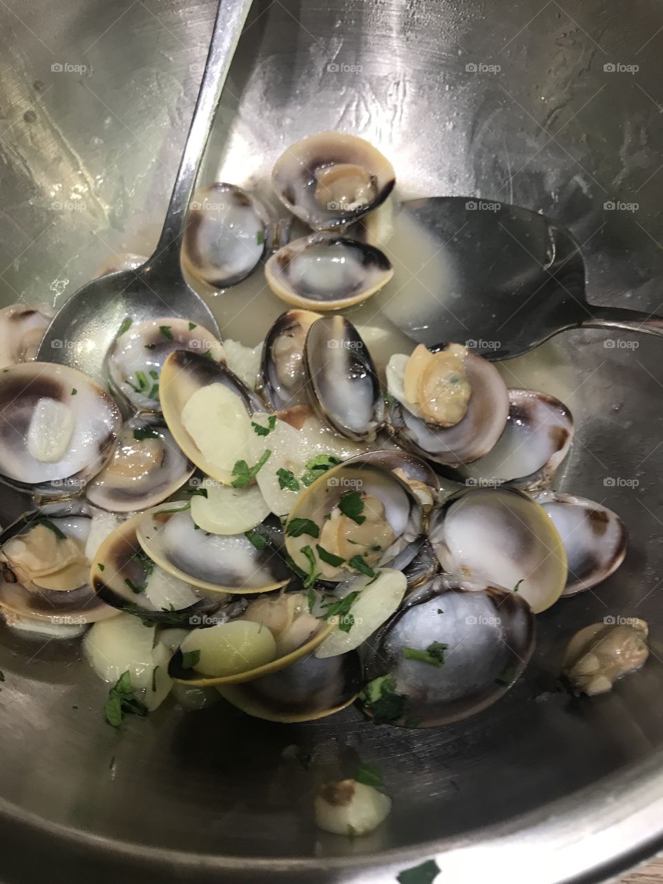 Clams in wine sauce