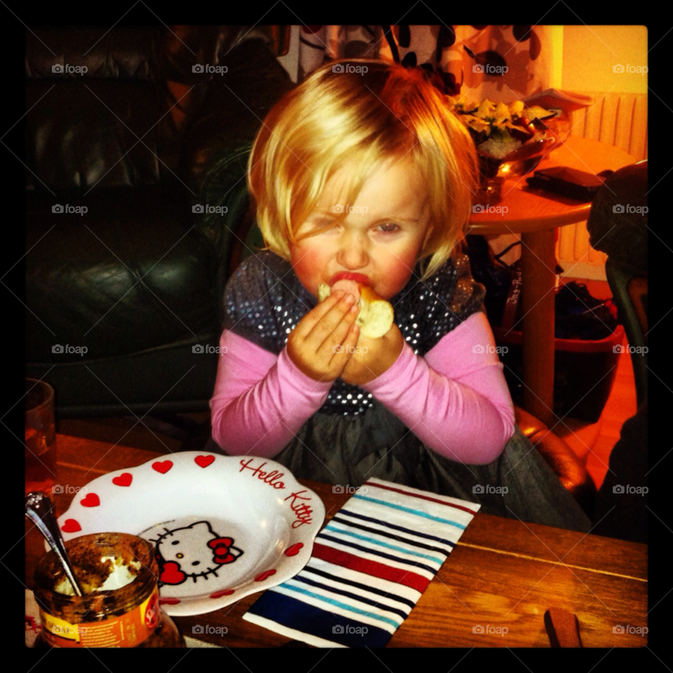 girl flicka korv äter by albinsson