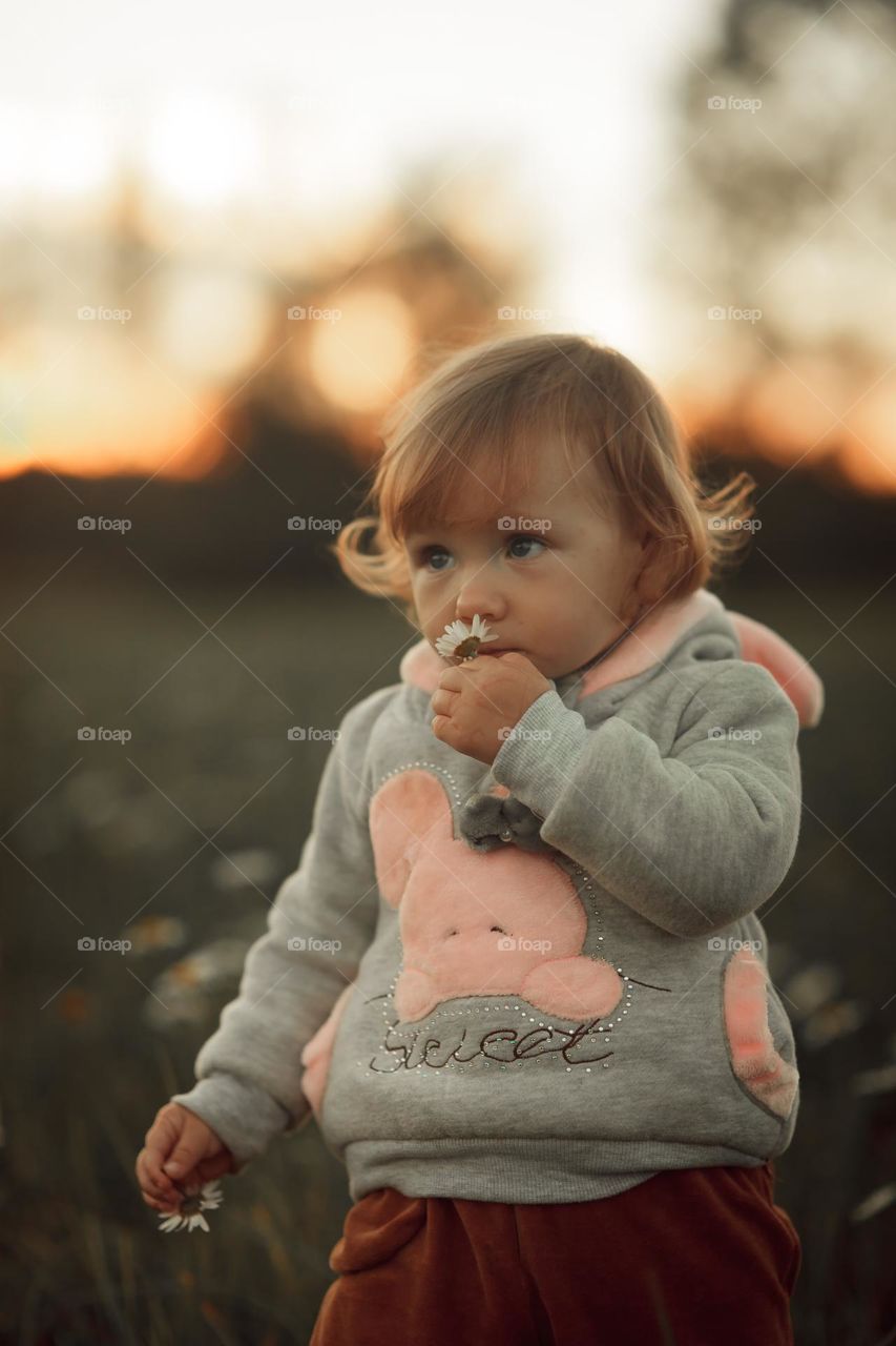 Little girl portrait with Daisy flowers