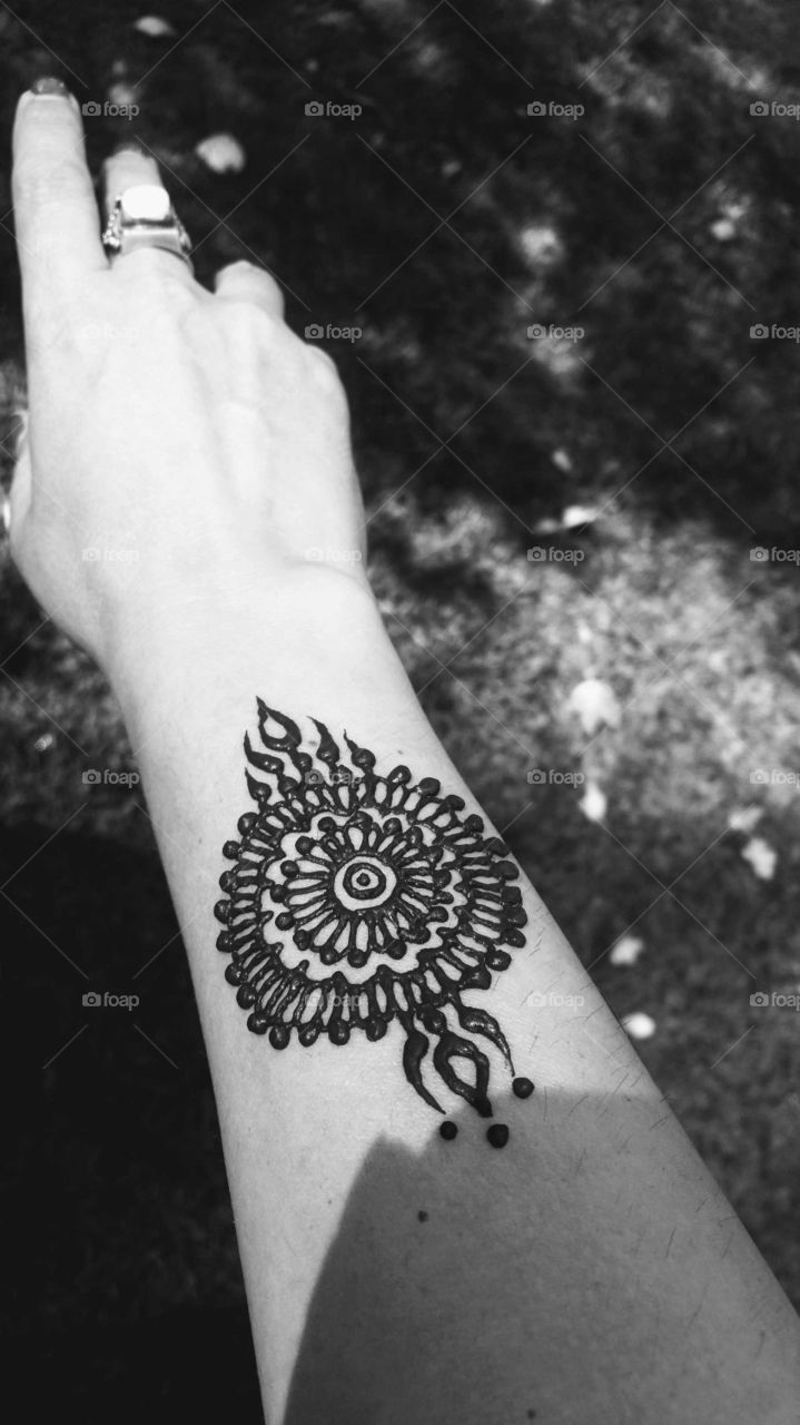 henna black white