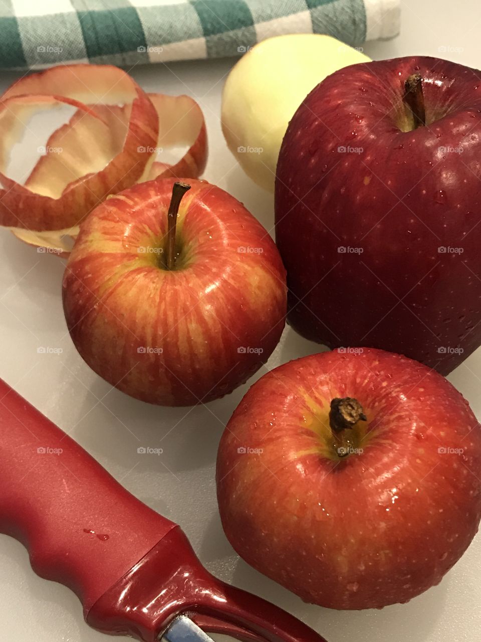 Red delicious and gala apples 