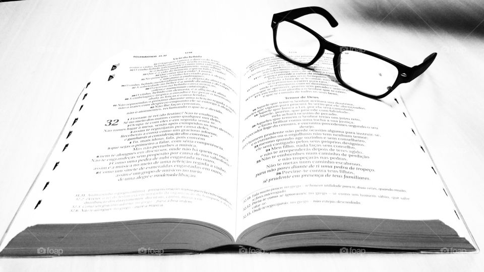 livro óculos bíblia book