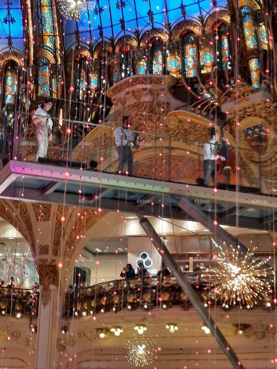 Lung linh ánh đèn.