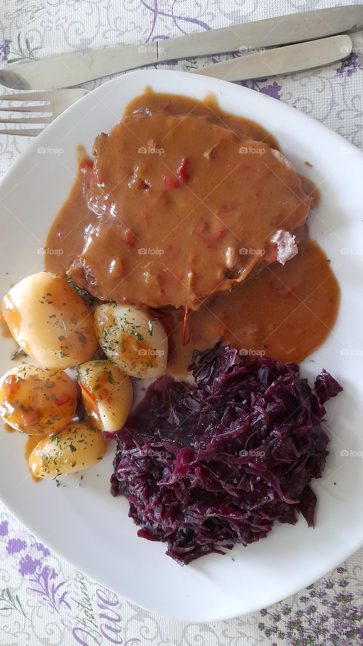 Rollbraten mit Kartoffeln und Rotkohl