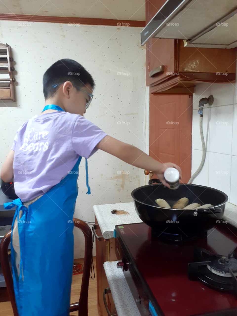 adding salt for seasoning to the boiling water  to make your sweet corn more  tastefull .
