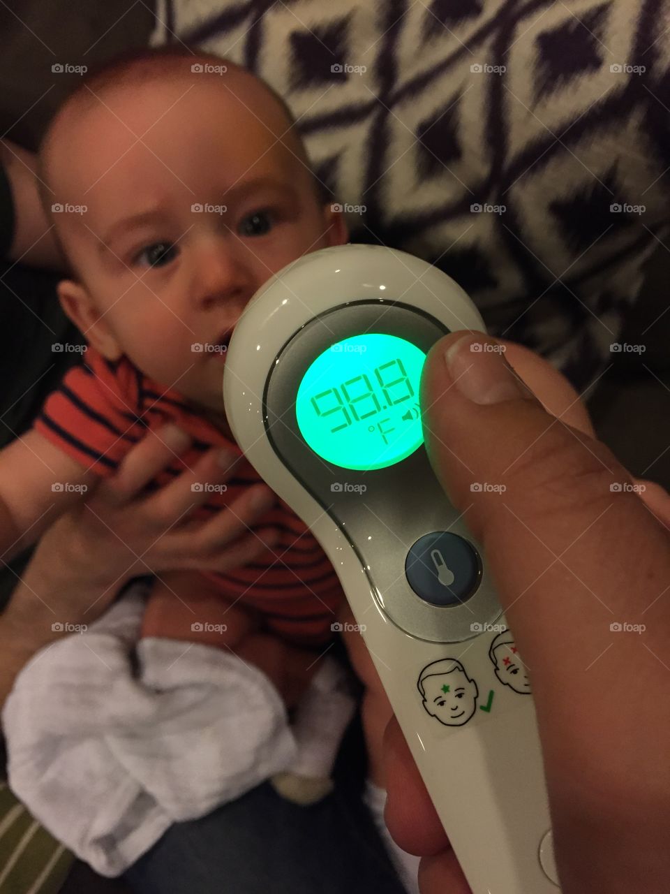 Easily take your baby's temperature, temporal thermometer 