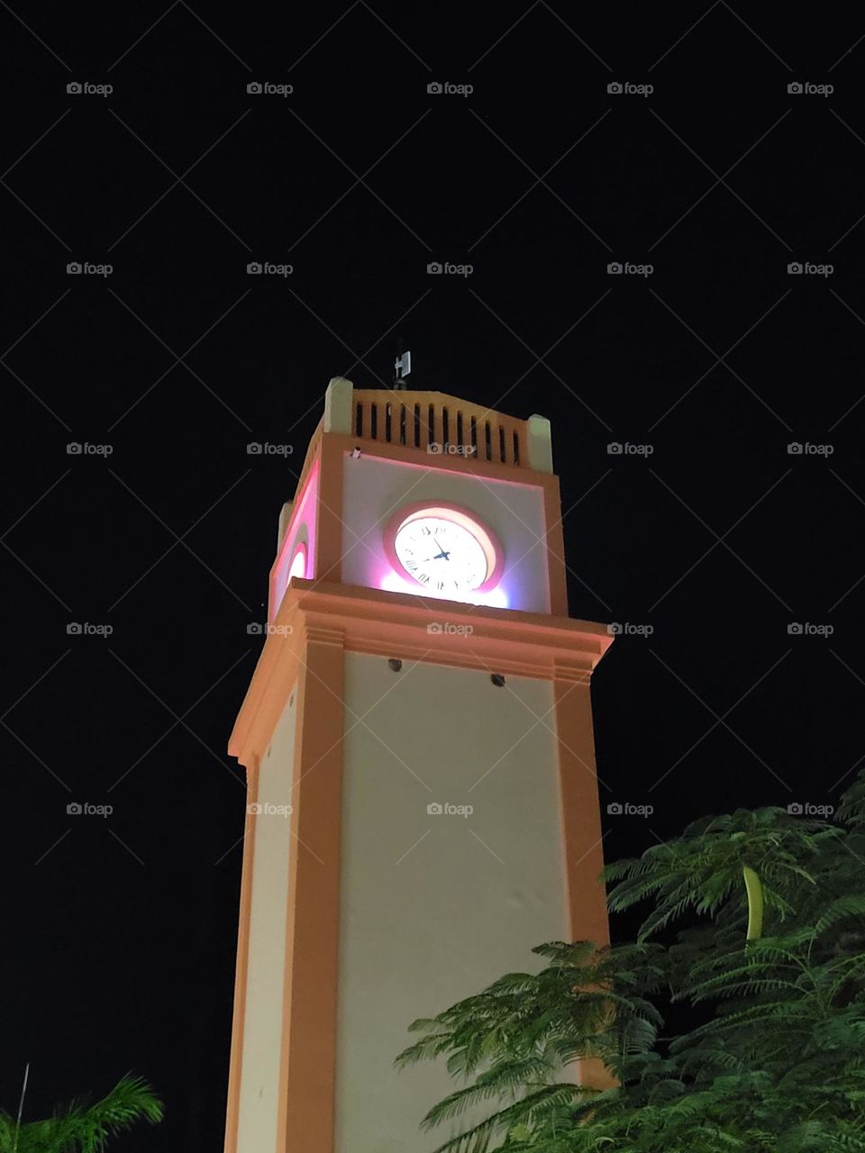 torre de edificio y reloj de noche