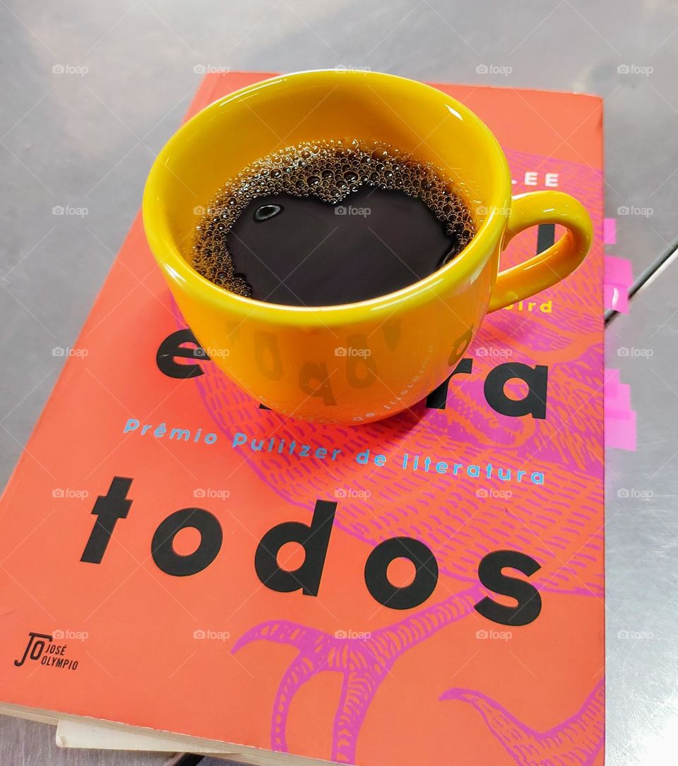 um livro e um café