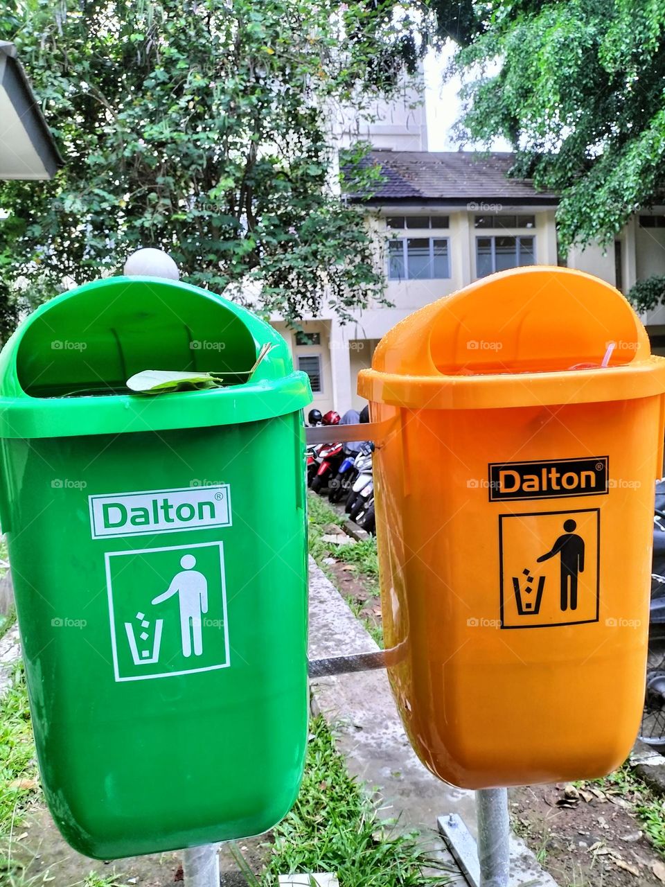 a picture of a trash can in the park
