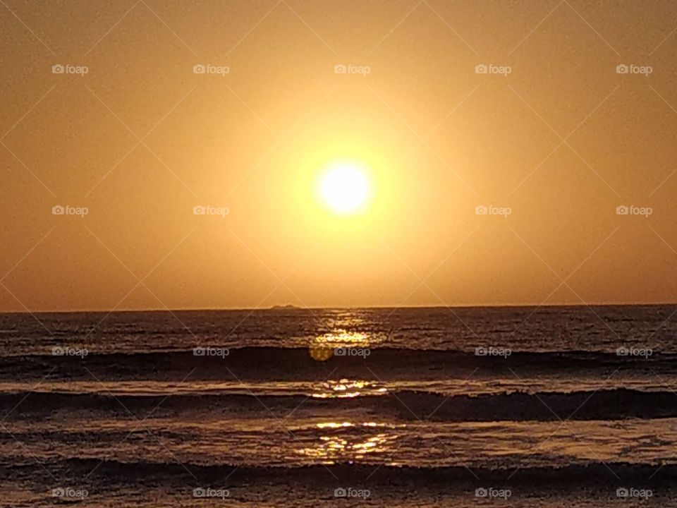 paseando por la playa al atardecer