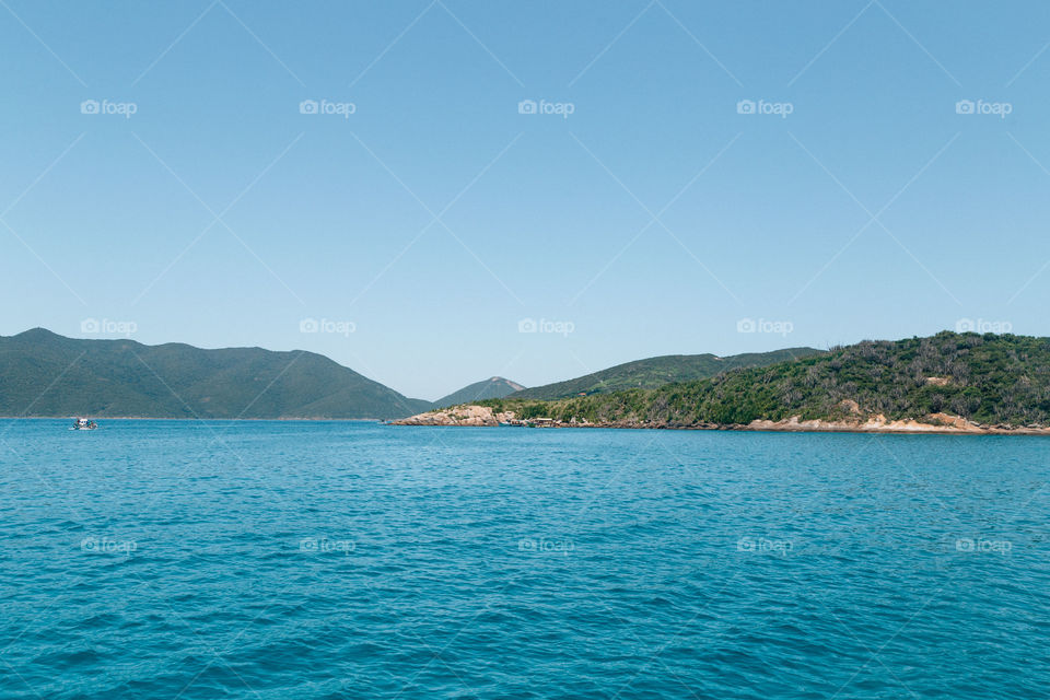 Praia com paisagem linda e fantástica no Brasil, na região do Lagos no Rio de Janeiro, em Arraial do Cabo. Uma ilha incrível de conhecer!