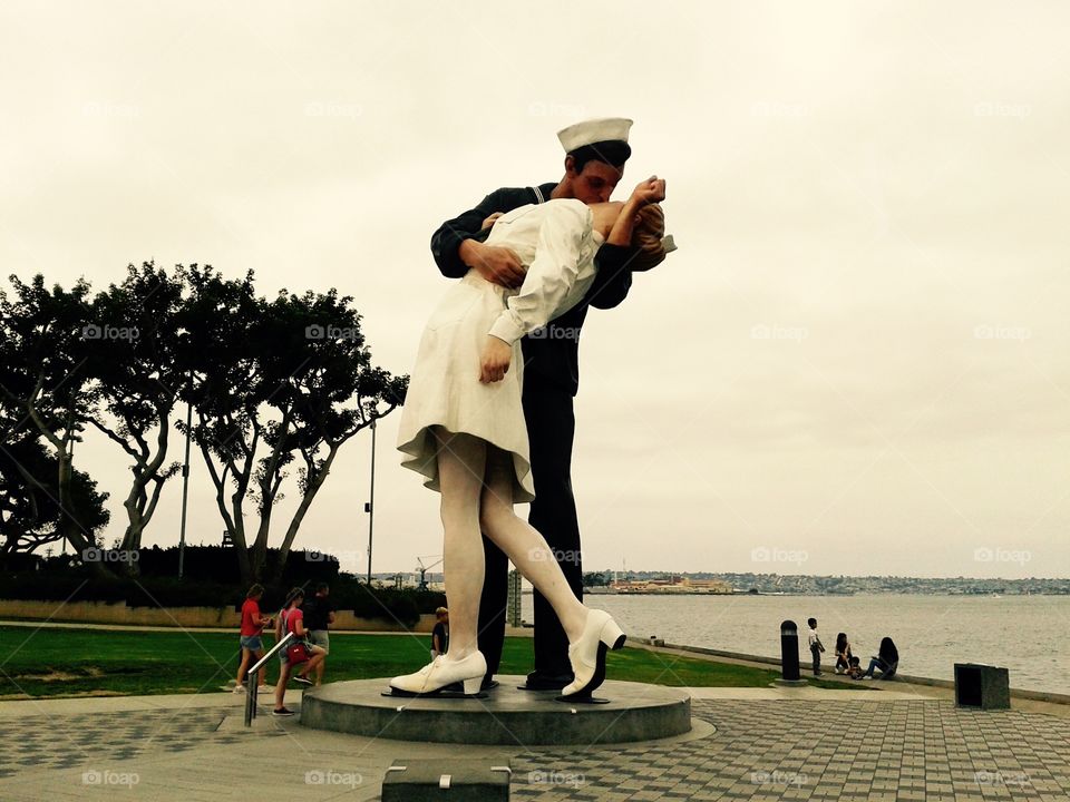 Love expression in San Diego #kiss #statue