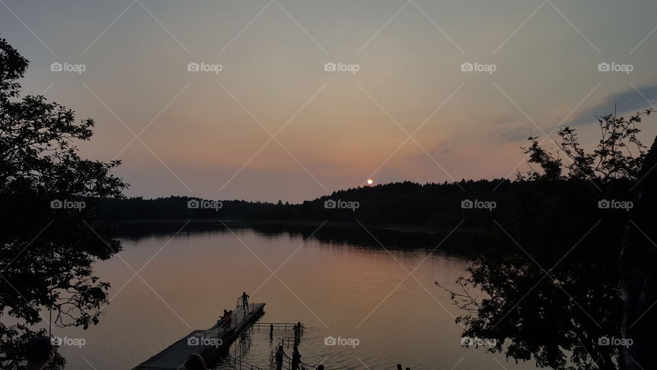 Bathing at sunset - solnedgång sjö
