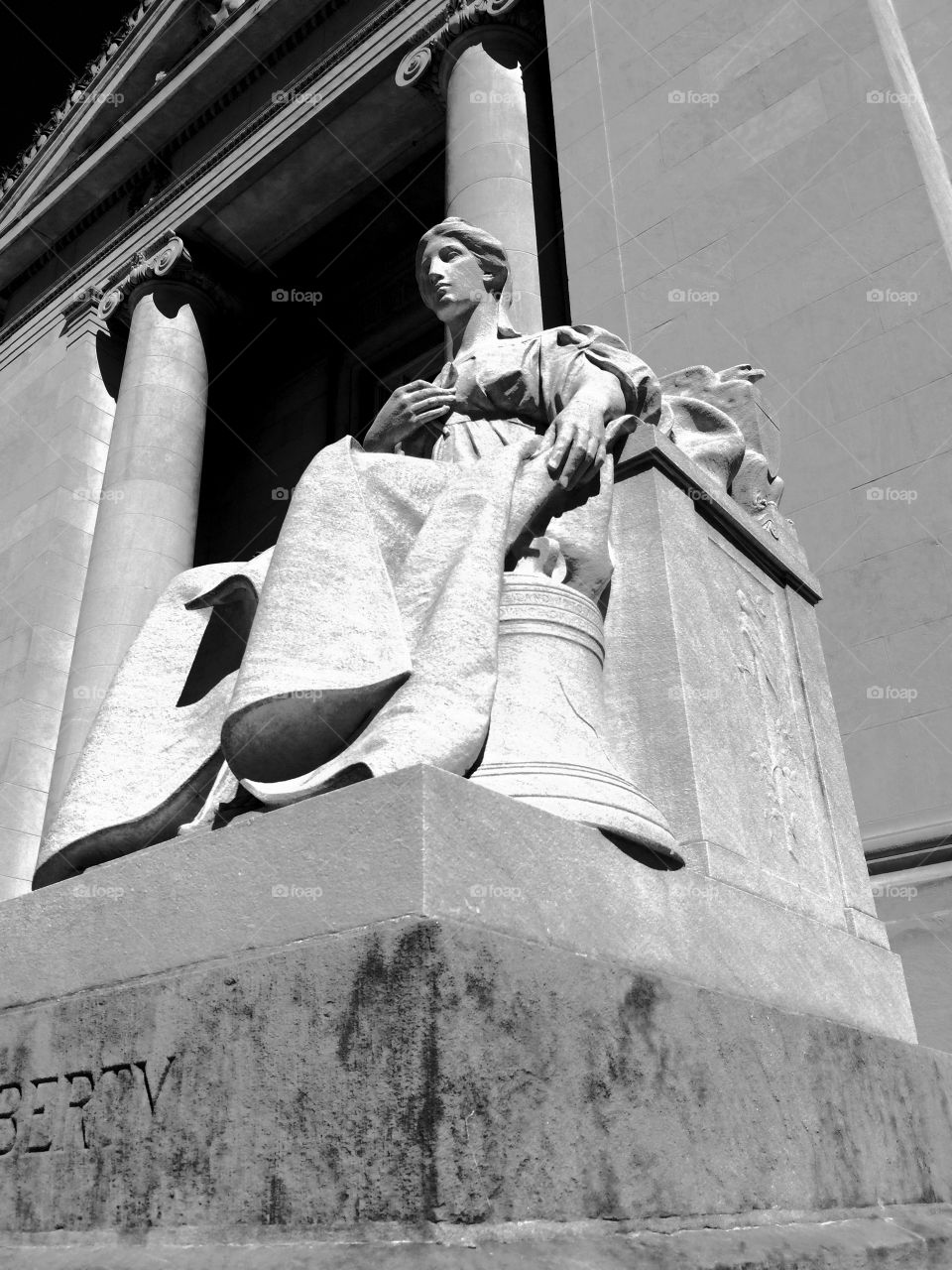 Statue. Shelby County Courthouse
