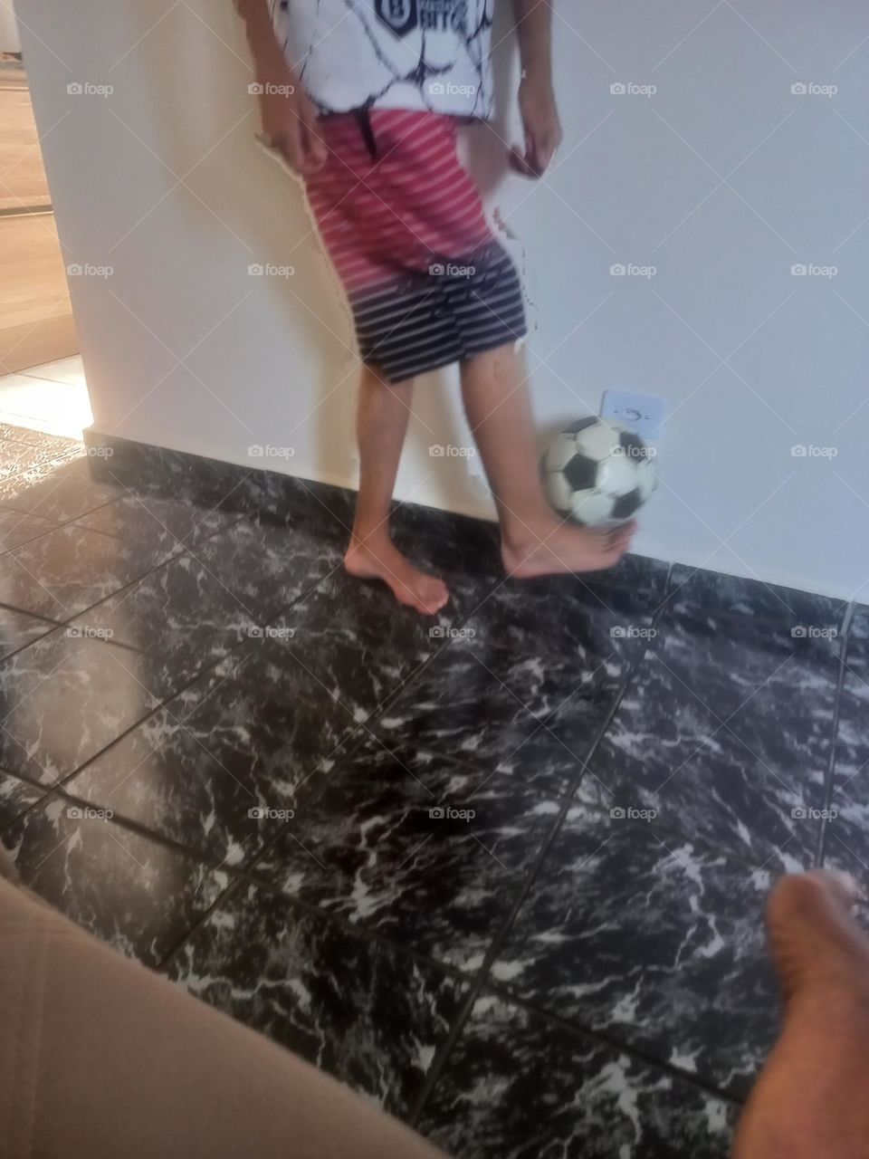 A bola  e  o futebol. O futebol cumpre um papel fundamental  no desenvolvimento de comunidades na formação de jovens e na reinserção  social de comunidades menos favorecidas