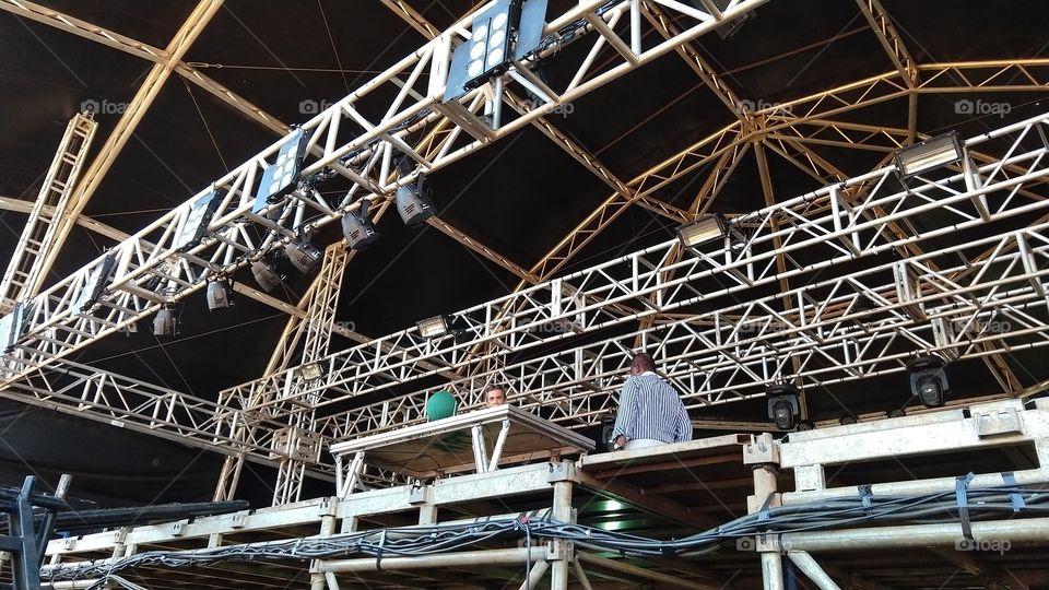 Palco de show artístico. Estrutura metálica.