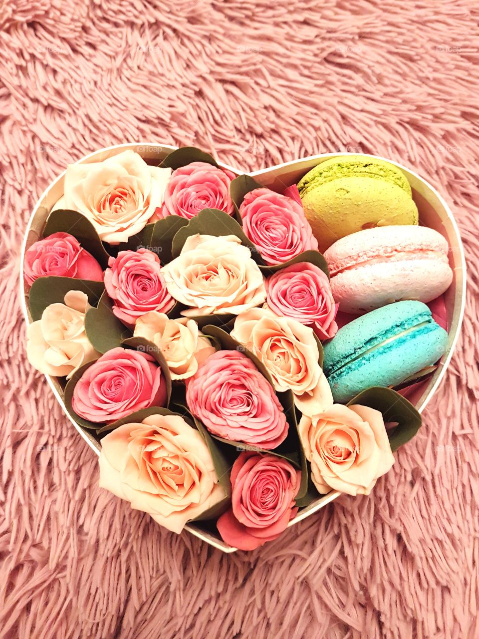 Box with roses and macaroni biscuits