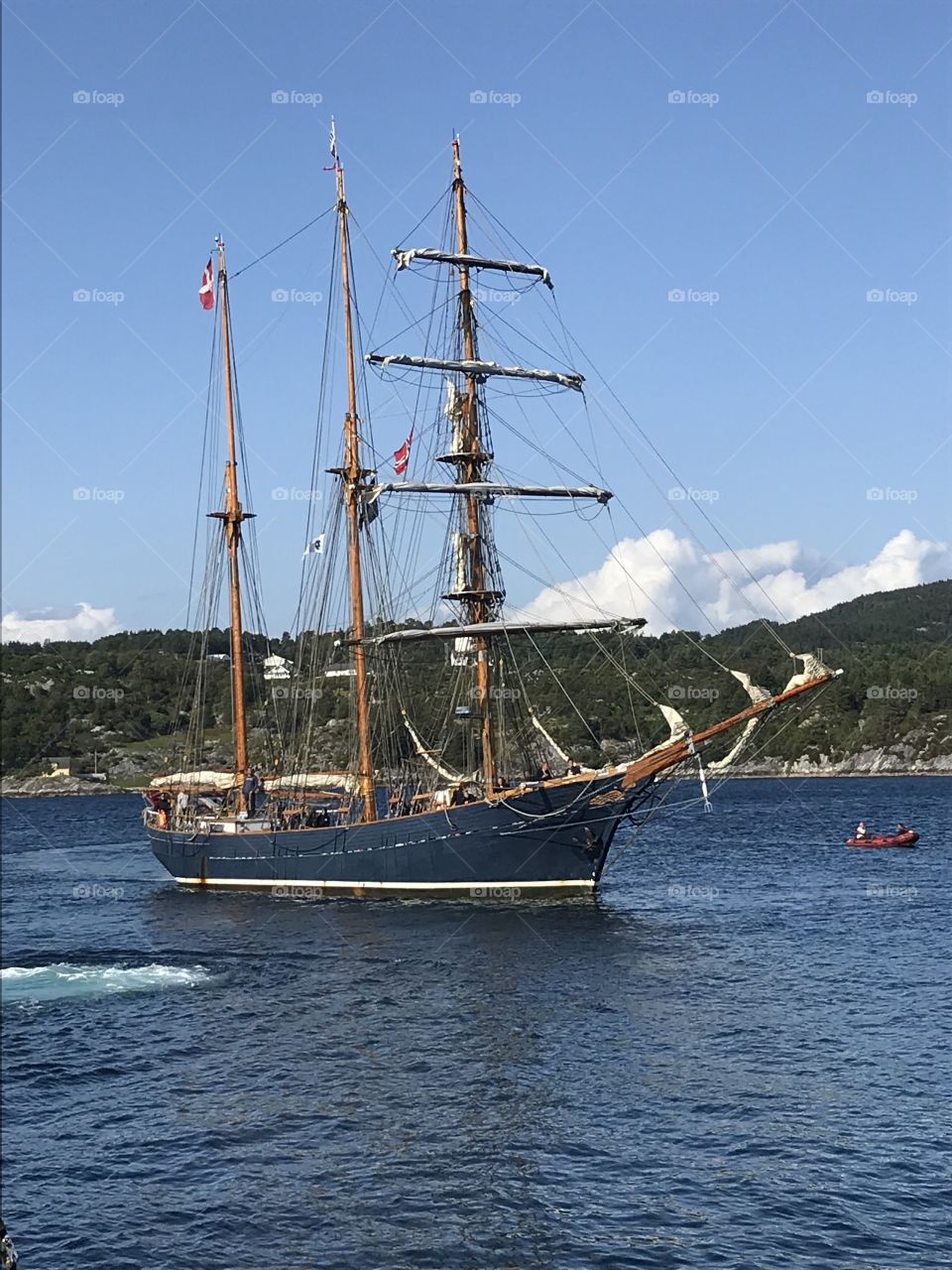 Sailboat arriving “Bekkjarvik” in Austevoll in Norway. The sailboat was coming from Denmark. 🇩🇰