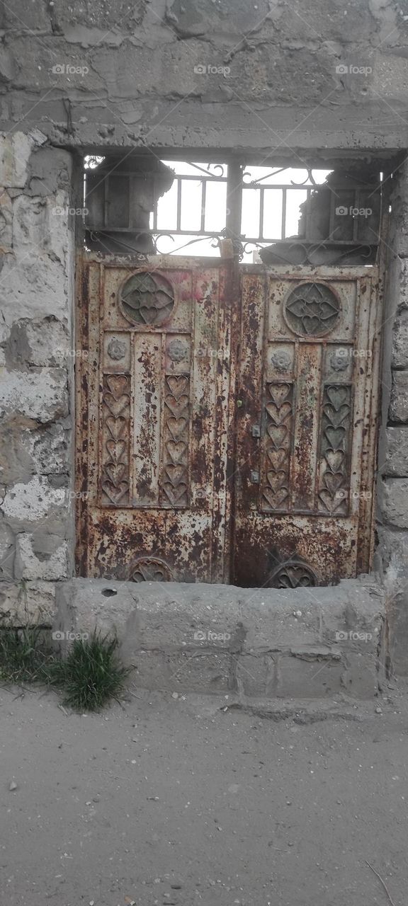 An image of an old door that carries many wonderful aesthetic meanings
