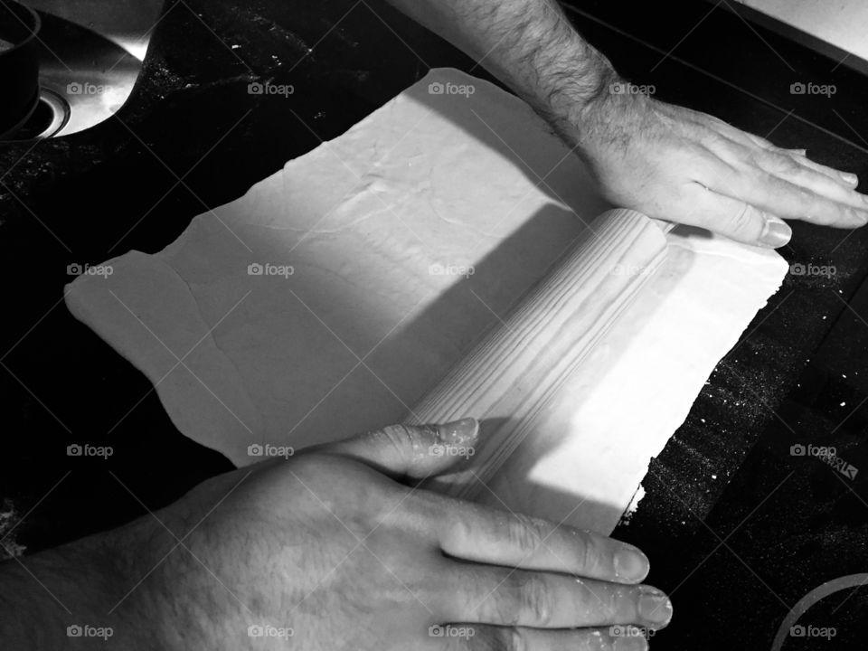 Con las manos en la masa, la tarde del viernes la pasamos preparando masa de pizza