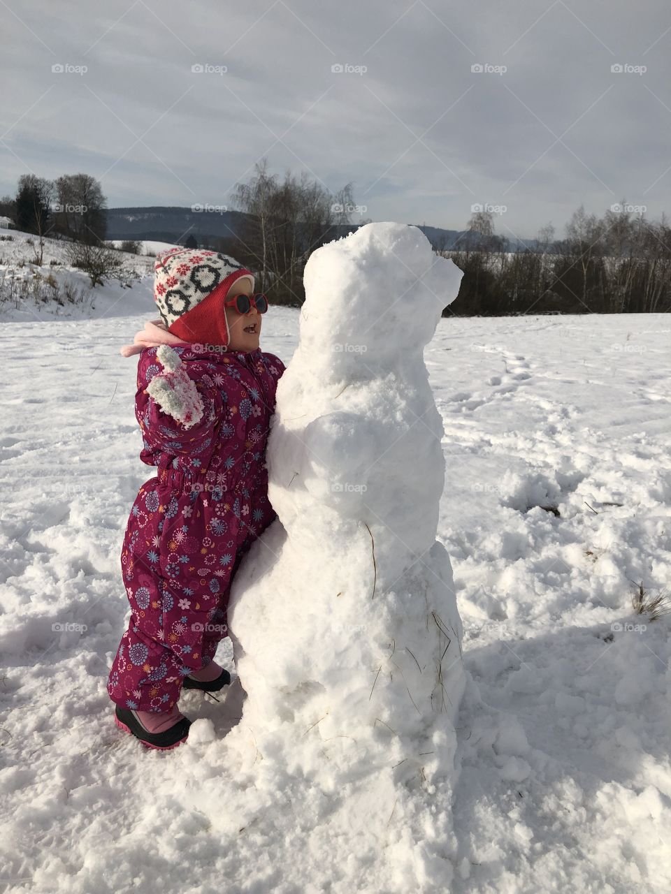 friendship between a little girl and a snowman