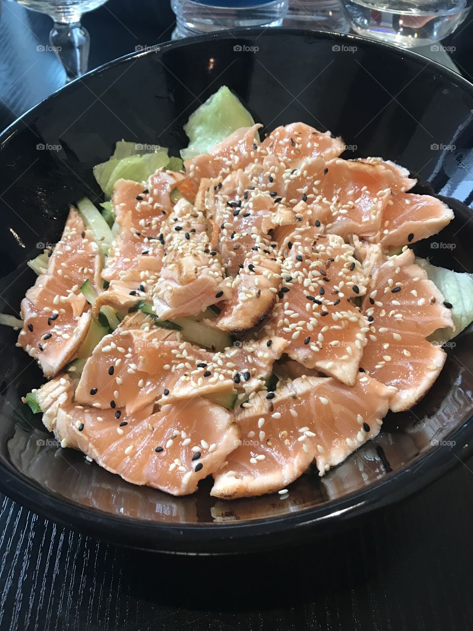 Salade sashimi parfait pour la ligne