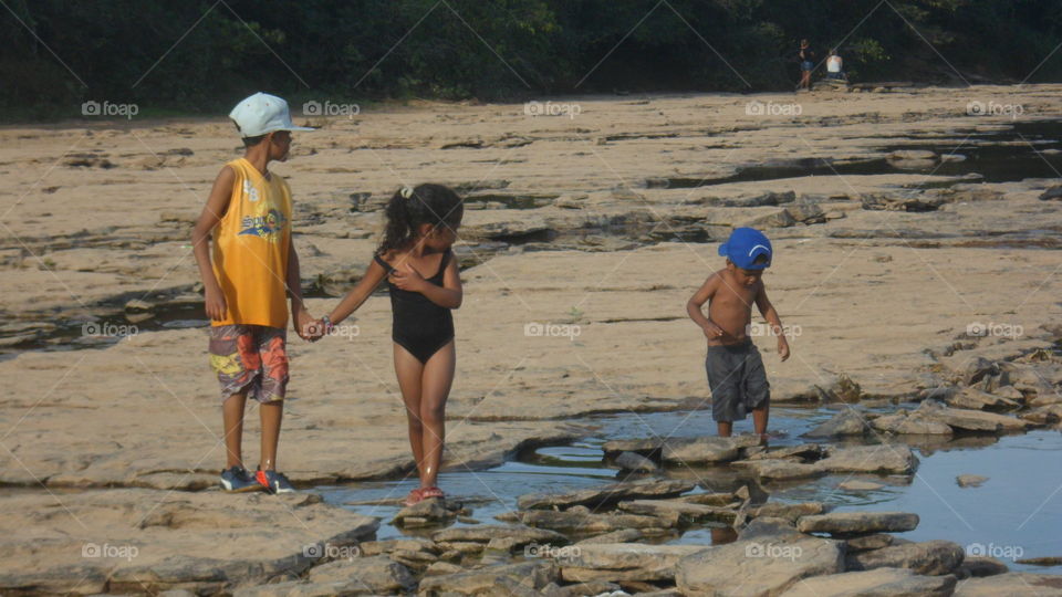 meua sobrinhos netos, três lindas crianças brincando nas águas do Rio Paraopeba