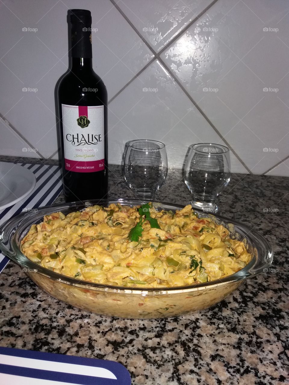 Massas e vinho para acompanhar.