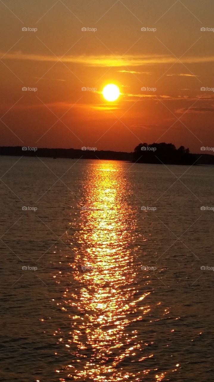 golden sunset over lake Hartwell