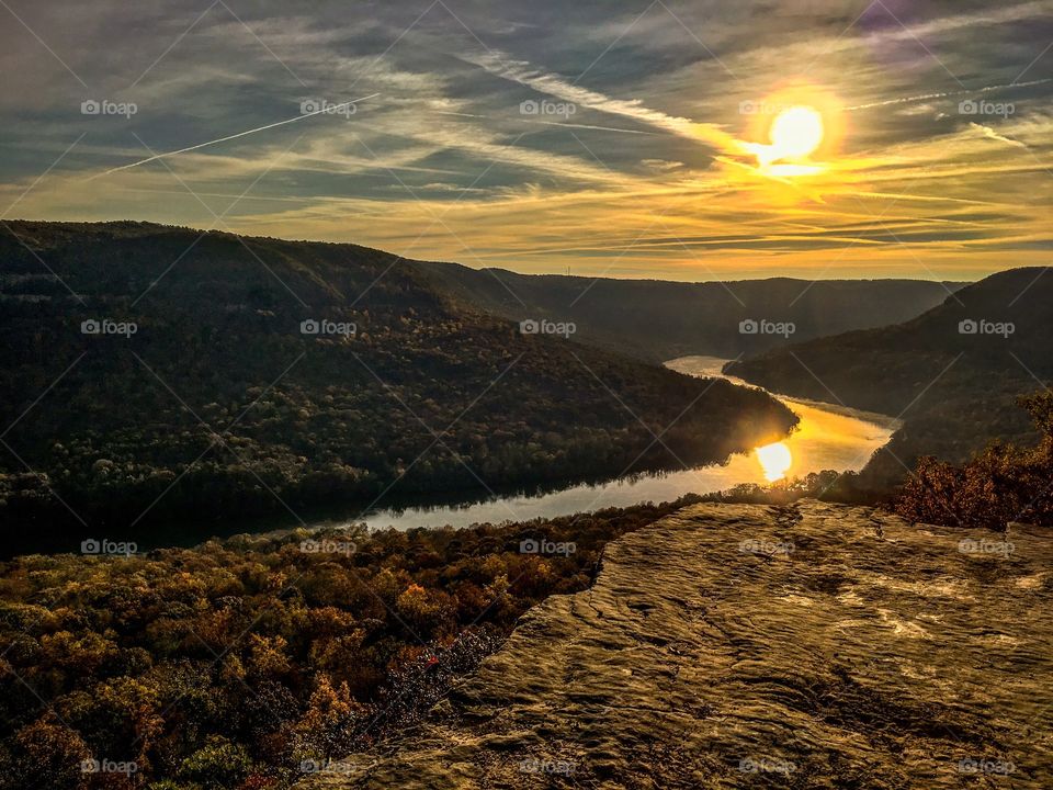 Beautiful view of the Tennessee River from Snooper’s Rock in Chattanooga, TN