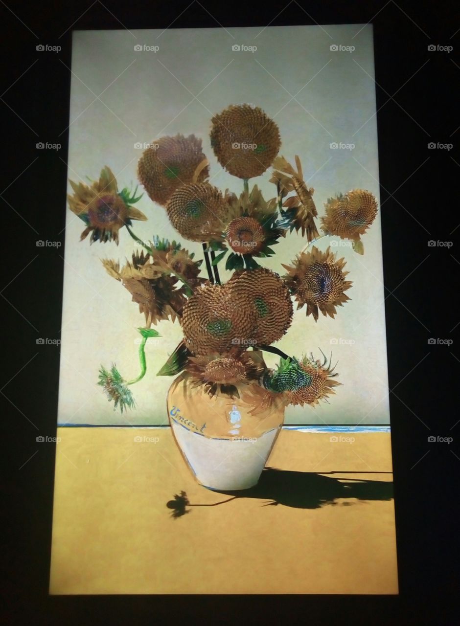 Van Gogh's most famous and beautiful painting: sunflowers. Warm colors and flowers are the perfect binomial.