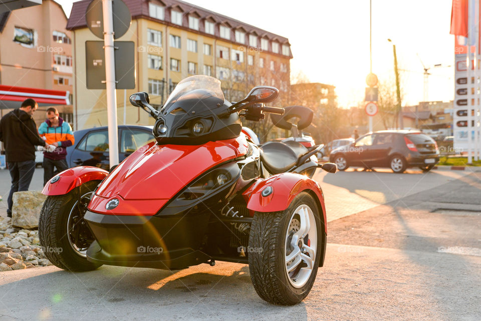 Front view of a spyder motocycle
