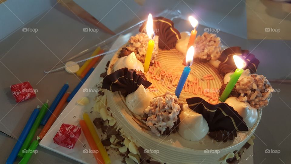 beautiful and courful happy birthday cake with ligthing candles