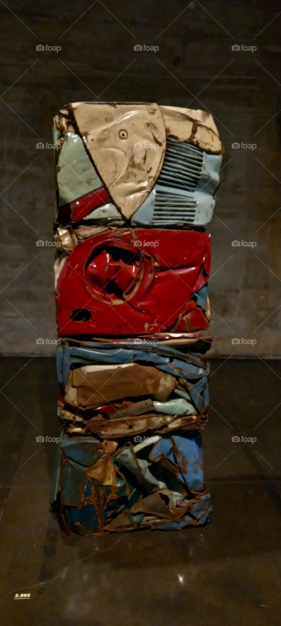 Sucata de carros antigos em obra de arte