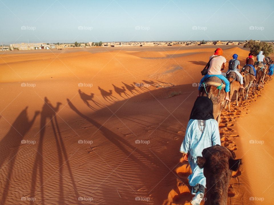 Travelers. Photo taken in Erg Chebbi, Merzouga (Morocco)