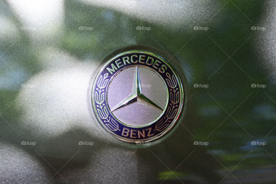 Mercedes benz hood sign logo