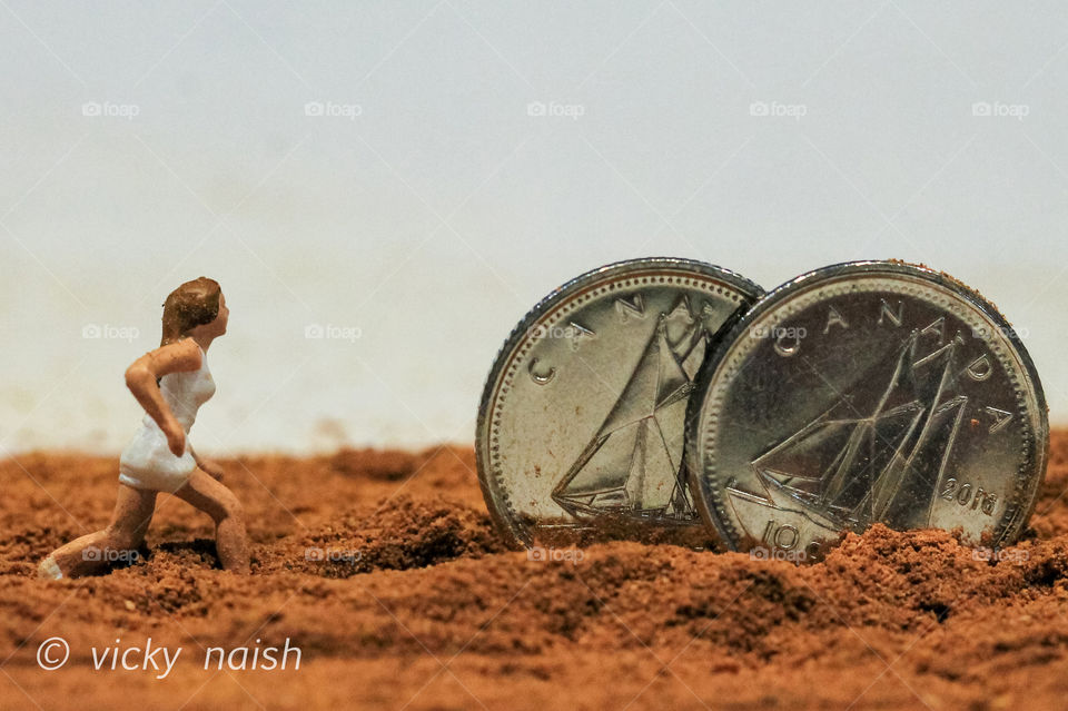 Zoomed in on this miniature woman ‘Chasing the Money’! She’s slogging through that deep sandy soil trying to catch those ‘valuable’ Bluenoses! Hah doesn’t look like she’s going to catch them. The elusive struggle! 