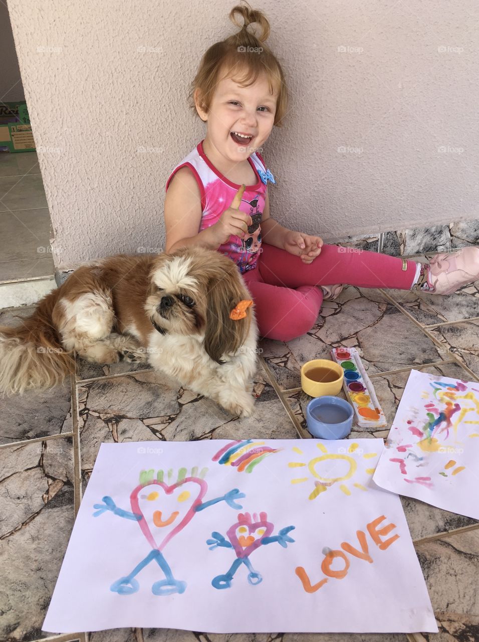 🇺🇸 Being with the dog making a mess is what makes my daughter Maria Estela smile!  How not to be happy in life? / 🇧🇷 Estar com a cachorrinha fazendo bagunça é o que faz minha filha Maria Estela sorrir! Como não ser feliz na vida?