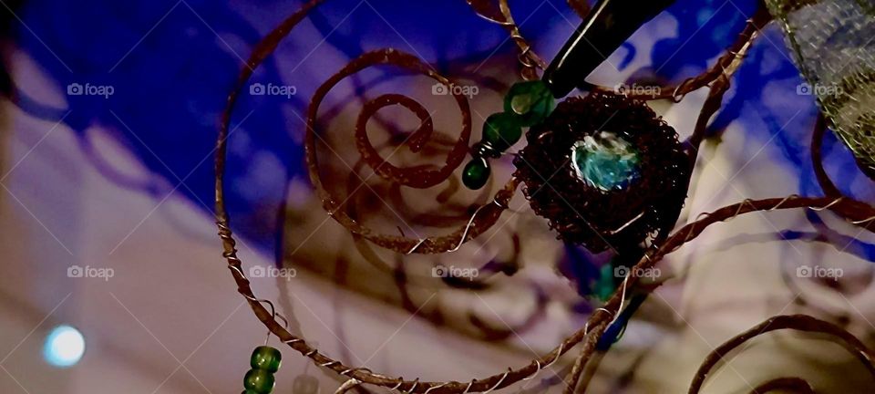 A beautiful „Art Nouveau“ inspired piece was created in „Bavaria“ by twisting & bending various wires The spiral casts interesting shadows which add even more artistic allure when their shapes overlap with the object. 2023. Hypnotic Productions