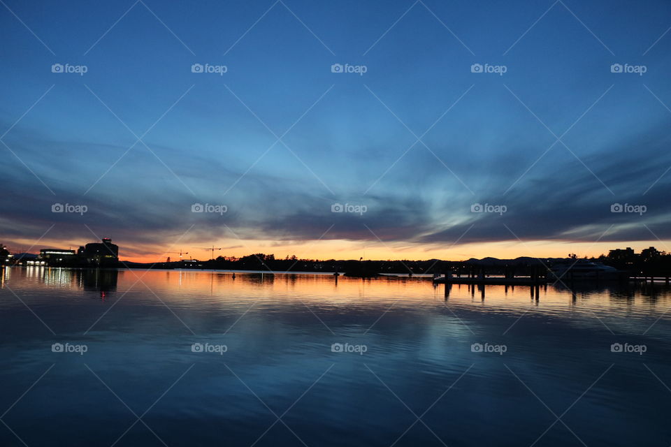 Sky reflecting into the ocean on dusk while horizon burns 