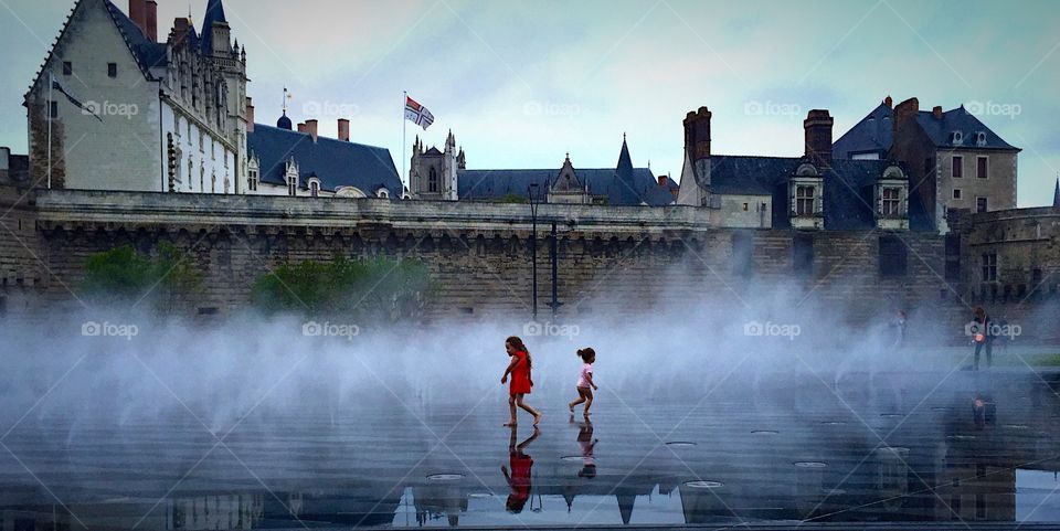 Children playing at Nantes fountain 