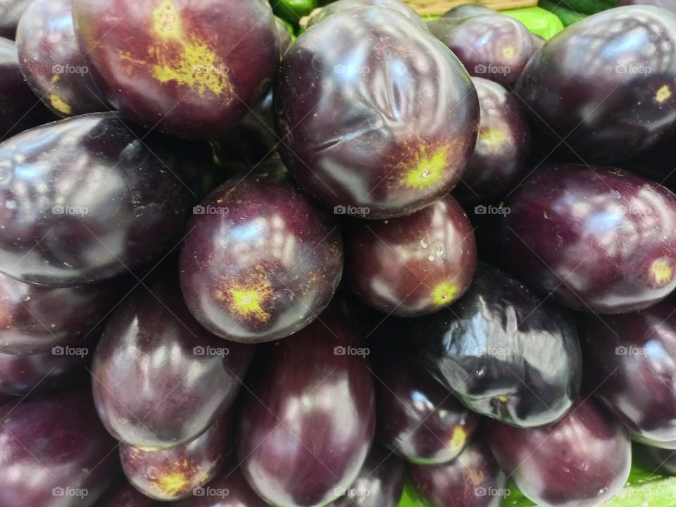 Berinjelas. A berinjela, colabora com a saúde cardíaca, ajuda a combater o colesterol ruim(LDL), já que as fibras antioxidantes, o potássio, a vitamina C, e os fitonutrientes melhoram o fluxo sanguíneo